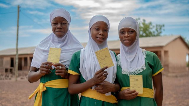 © OMS / Abdul-rahim Naa Nabul-Lahie Niñas de Ghana reciben la vacuna contra el VPH en su escuela, como parte del esfuerzo del país para garantizar que todos los niños tengan acceso a las vacunas que salvan vidas.
