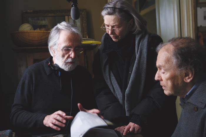Michael Haneke junto a los actores Emmanuelle Riva y Jean-Louis Trintignant durante el rodaje de 'Amour'